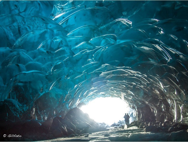 Pod lodowcem Mendenhall na Alasce znajdują się piękne lodowe jaskinie.