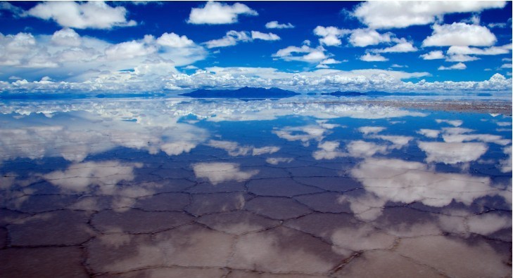Salar de Uyuni to pozostałość po słonym jeziorze w Boliwii. Gdy zaleje je niewielka ilość wody, tworzy się idealne odbicie nieba.