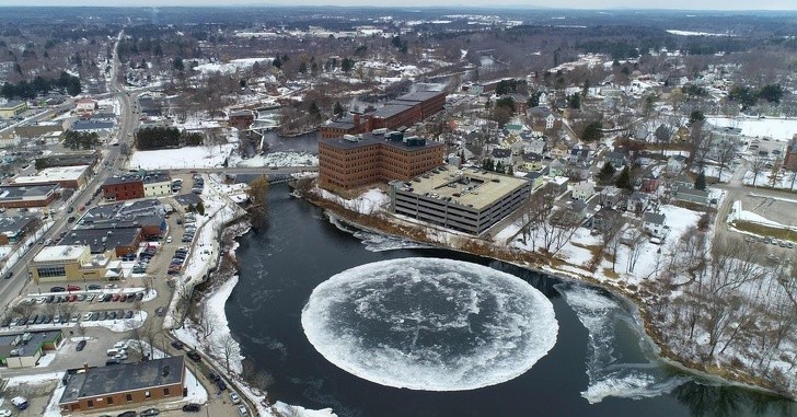 Idealnie okrągły lodowy dysk uformowany na rzece w Westbrook, Maine.
