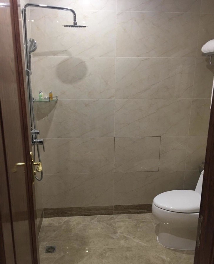 W chińskich łazienkach nie ma wanien ani pryszniców - woda leci bezpośrednio na podłogę.