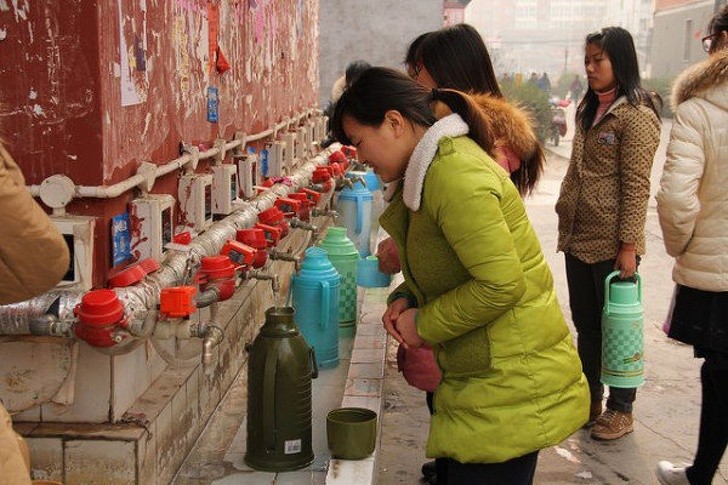 Chińczycy wręcz nałogowo piją gorącą wodę, wierząc, że posiada ona właściwości lecznicze.