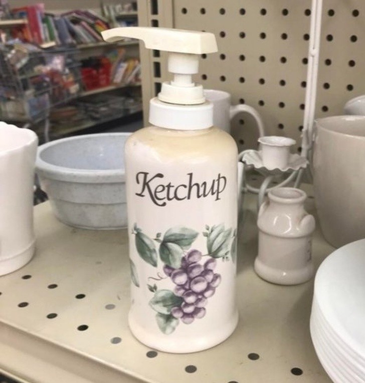 Tak, to dozownik mydła z nazwą "keczup" i winogronami na etykietce. Nic nadzwyczajnego...