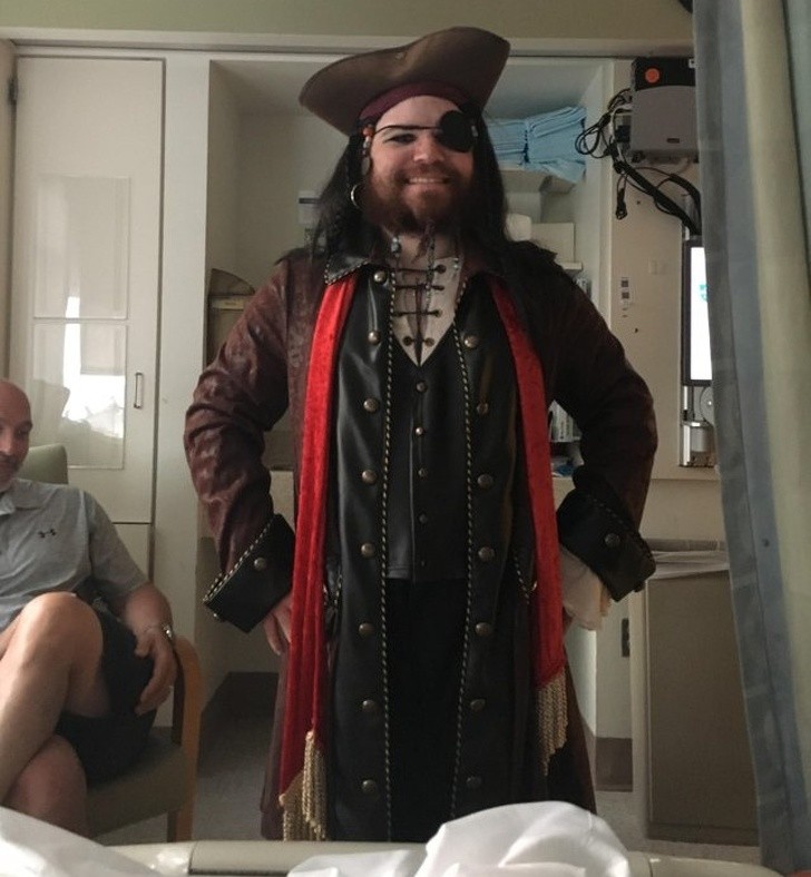 "Przeszedłem amputację nogi. Mój brat pojawił się w szpitalu w stroju pirata."