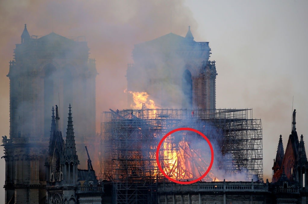 Kobieta twierdzi, że zobaczyła w płomieniach katedry Jezusa.