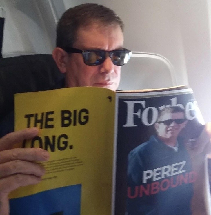 Mój nauczyciel umieścił się na okładce magazynu Forbes i czytał go w samolocie, pierwszy raz w życiu lecąc pierwszą klasą.
