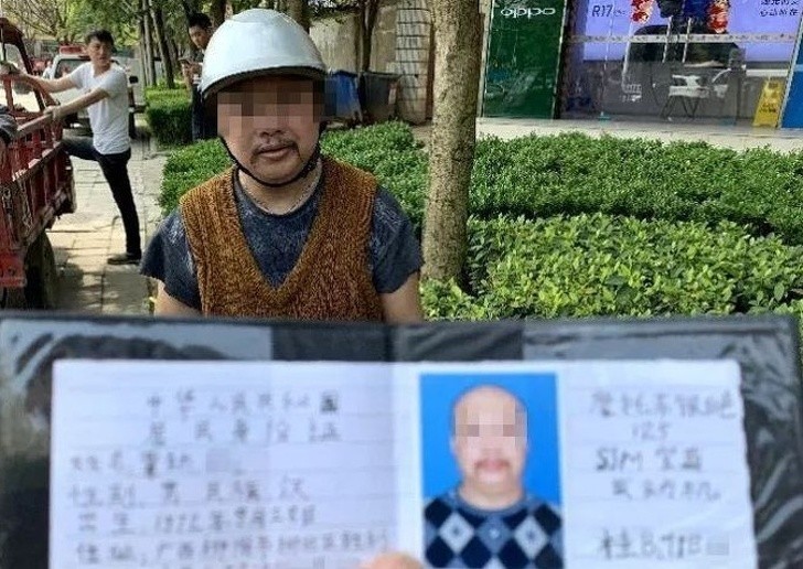 Ten mężczyzna narysował sobie prawo jazdy na kartce papieru.