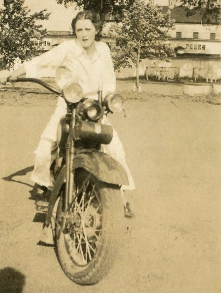 "Moja babcia na motocyklu. Wychowała ona trójkę chłopców jako samotna matka."