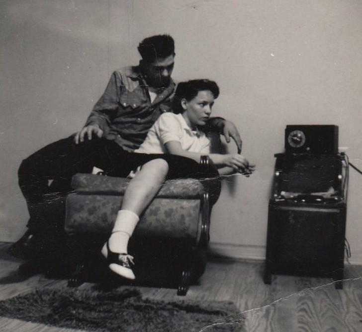"Moi dziadkowie słuchają wspólnie radia w 1958."