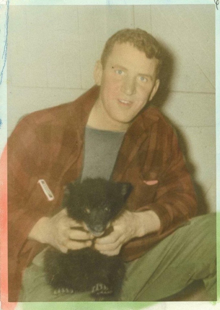 "Mój dziadek z niedźwiadkiem którego uratował podczas akcji strażackiej w lesie, lata 70."