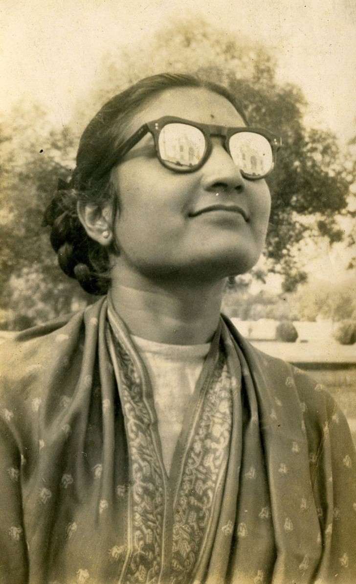 "Moja babcia przed Tadż Mahal w latach 50. Spójrzcie na odbicie w okularach."