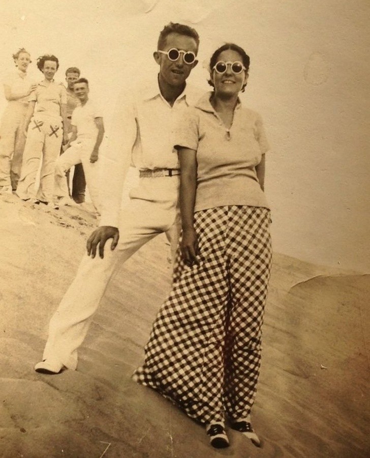 "Moi dziadkowie w stylowych okularach pozujący na wydmach niedaleko Kitty Hawk, NC, w latach 30."