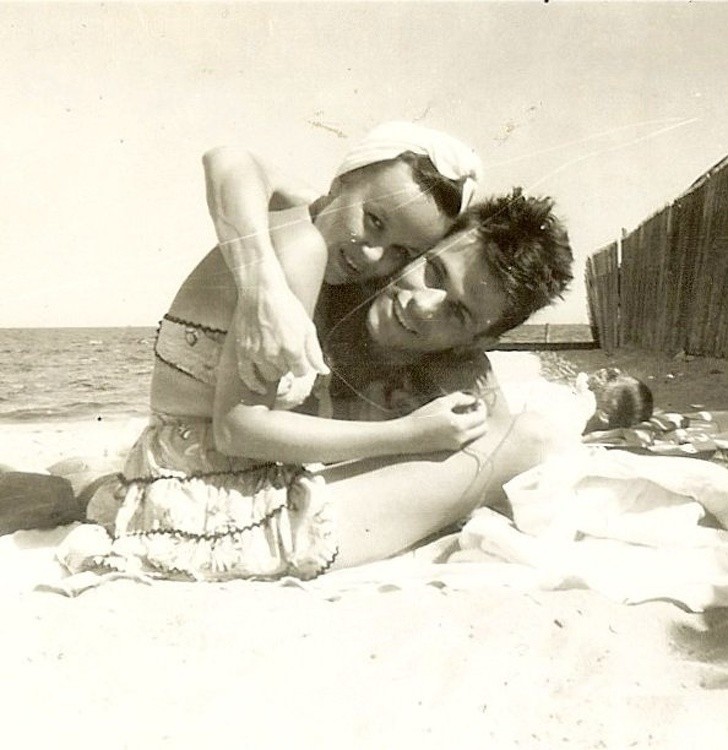 "Dziadkowie mojej żony na plaży w latach 40."