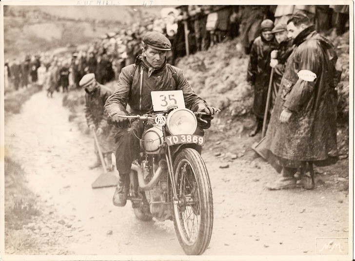 "Mój dziadek biorący udział w wyścigu motocyklowym, 1947."