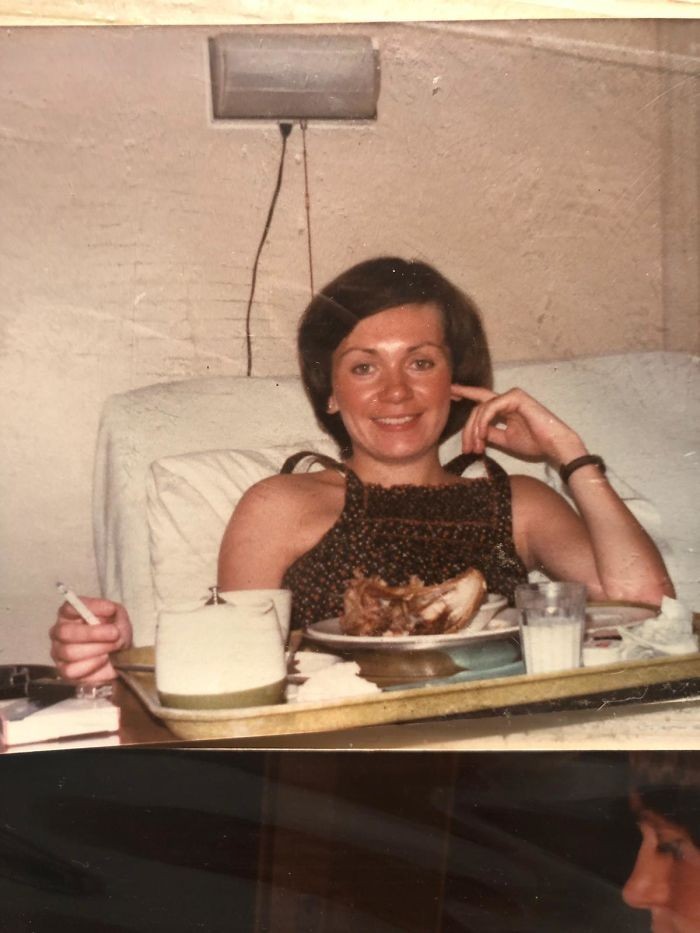 Moja mama w szpitalu po urodzeniu mojej siostry, Kanada 1978. Papieros i kurczak z grilla.