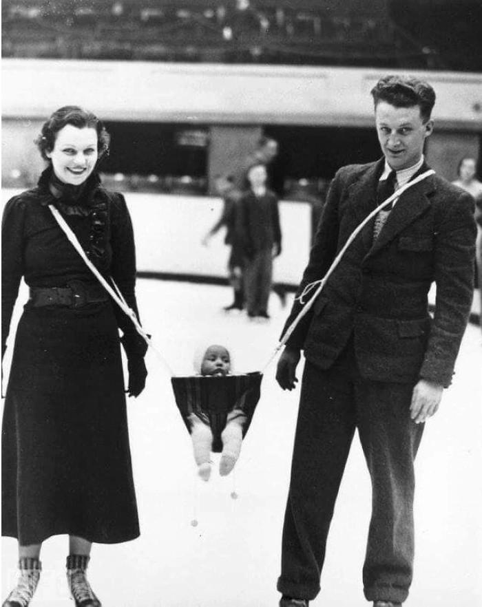 Z dzieckiem na łyżwach, 1937.