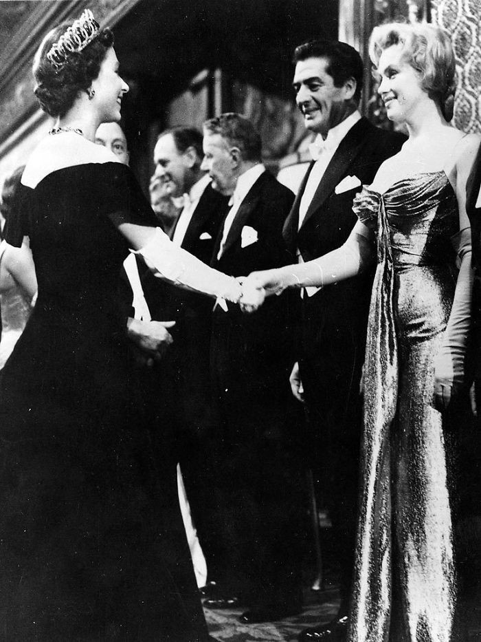 1. Marilyn Monroe i Królowa Elżbieta II urodziły się w tym samym roku. W wieku 30 lat spotkały się ona na premierze filmowej w Londynie, we Wrześniu 1956 roku