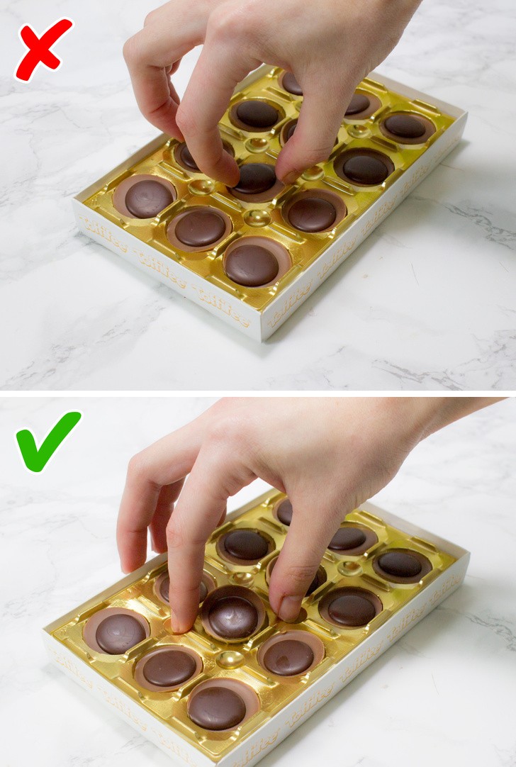 Naciśnij na malutkie otwory w opakowaniu Toffifee aby łatwo wydobyć czekoladkę