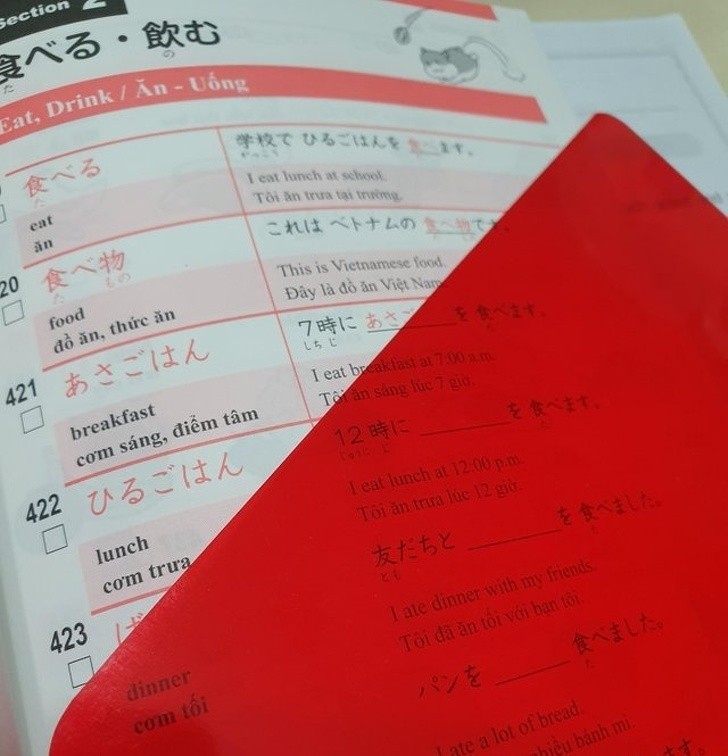 Ten japoński podręcznik zawiera czerwoną zakładkę do ukrywania odpowiedzi.