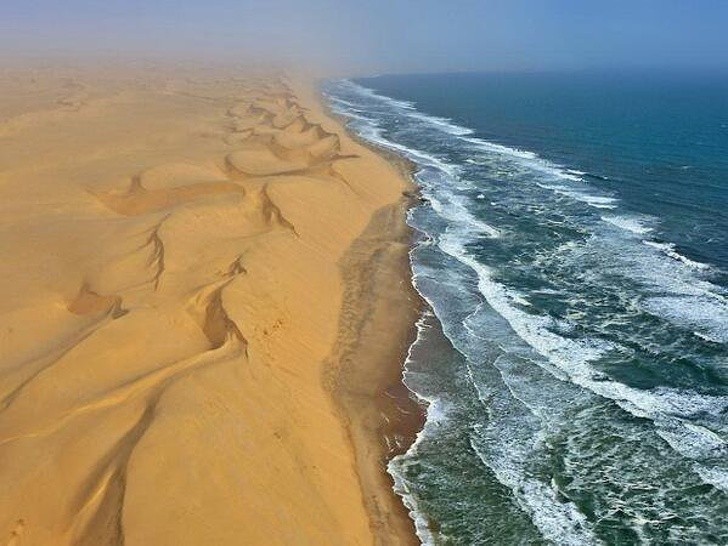 Namibia, miejsce, w którym pustynia spotyka wodę.