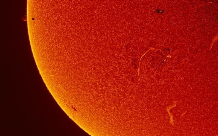 Ta kropeczka po lewej stronie słońca to Merkury.