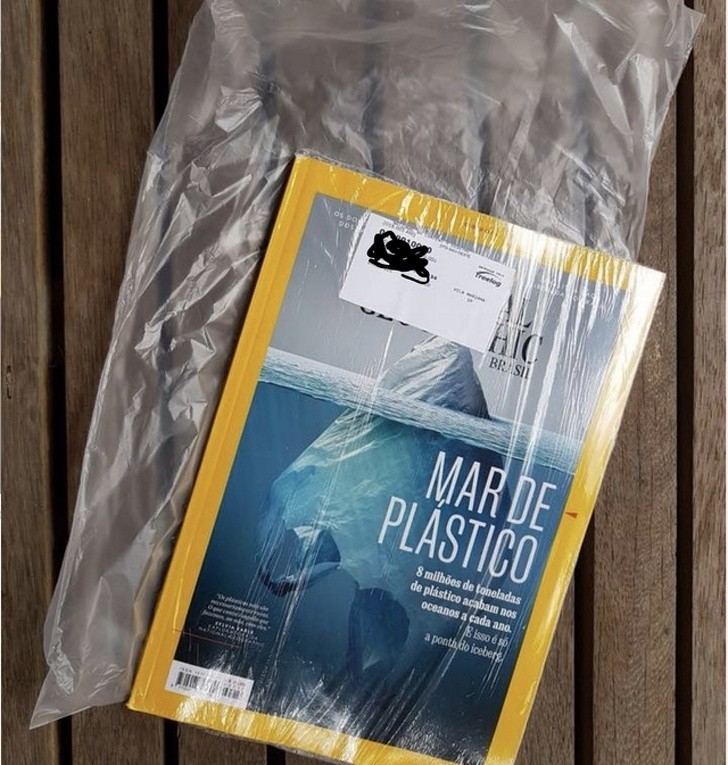 Magazyn ostrzegający o niebezpiecznym wpływie plastiku na środowisko, zapakowany w dwie warstwy plastiku.