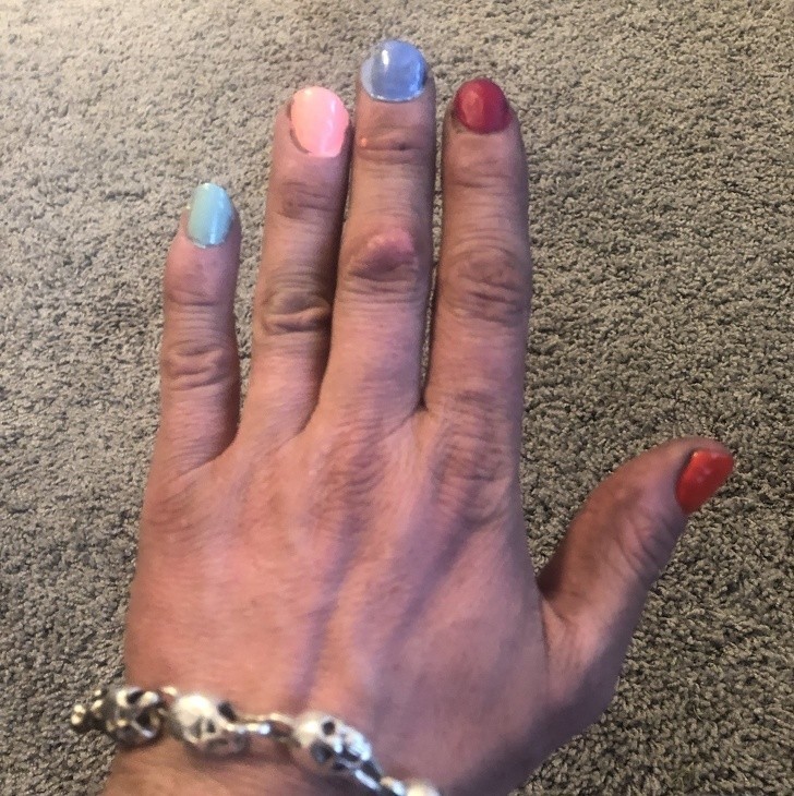 Jestem samotnym ojcem i mechanikiem, ale kiedy moje córki chcą pomalować mi paznokcie, nie mogę odmówić.