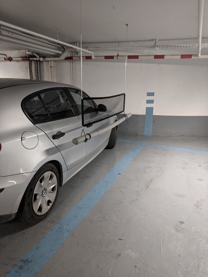 Te miękkie barierki między miejscami parkingowymi chronią auta przed porysowaniem.