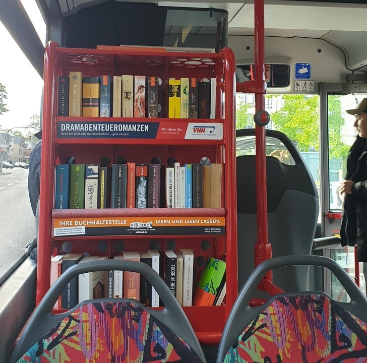 Biblioteczka w autobusie to świetny sposób na uprzyjemnienie podróży.