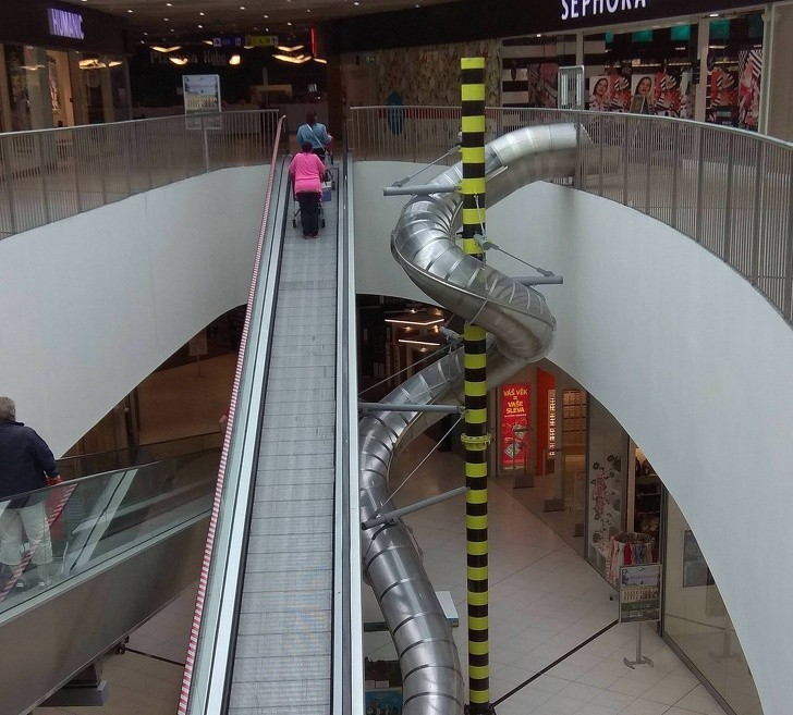 Ta zjeżdżalnia to alternatywa schodów dla osób, które chcą znów poczuć się dziećmi.