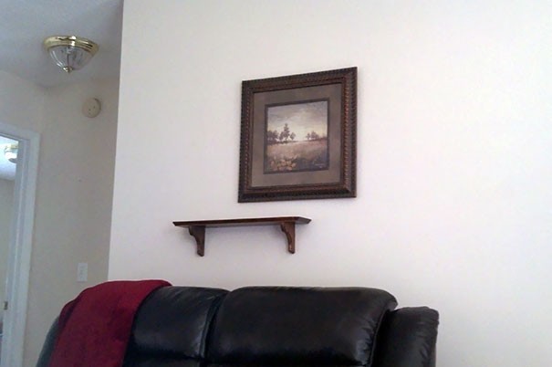 Żona powiesiła na ścianie ładny obrazek i małą półkę. Z kim ja mieszkam?
