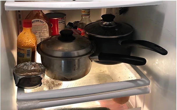Mój współlokator przechowuje jedzenie w lodówce w garnkach i patelniach na których je przyrządzał, zamiast przełożyć je do pojemników.