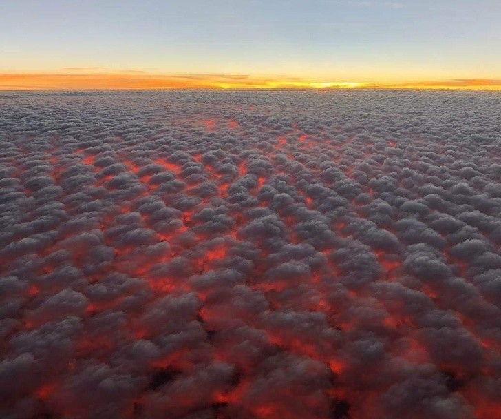 Zachód słońca ponad chmurami przypomina lawę na niebie