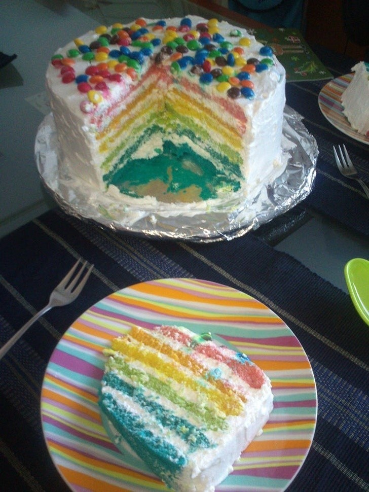 Chłopak upiekł to ciasto swojej partnerce na jej urodziny. To było jego pierwsze własnoręcznie upieczone ciasto