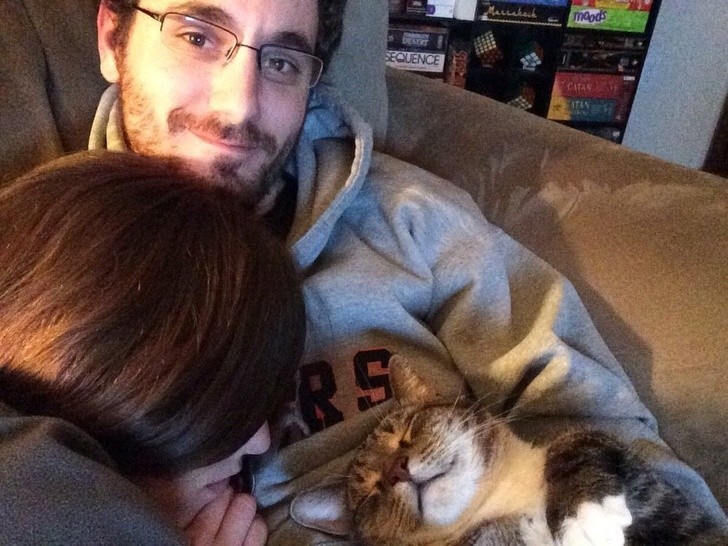 Żona zasnęła na mnie wraz z kotem. Nie ruszę się dopóki się nie obudzą
