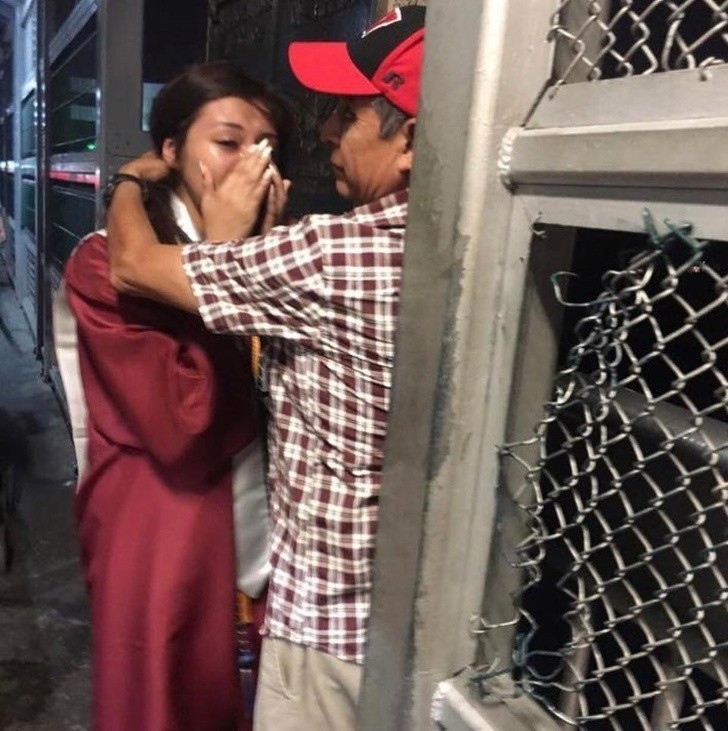 Uczennica spotyka swojego ojca na moście granicznym, po tym jak nie mógł on pojawić się na jej zakończeniu