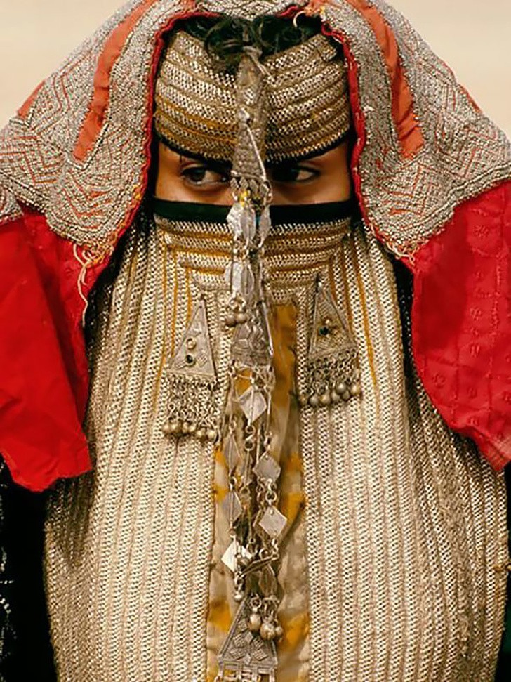 18. Panny młode z Erytrei noszą historyczne nakrycia głowy, które w przeszłości miały kryć ich twarze przed gośćmi.