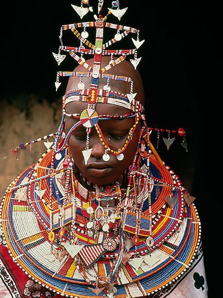 6. Panny młode z Kenii zakładają ciężki ozdobny kołnierz, stroik, bransoletki, szal, i około 20 różnych naszyjników.
