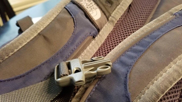Zauważyłem, że mój plecak jest wyposażony w sprytnie umieszczony gwizdek