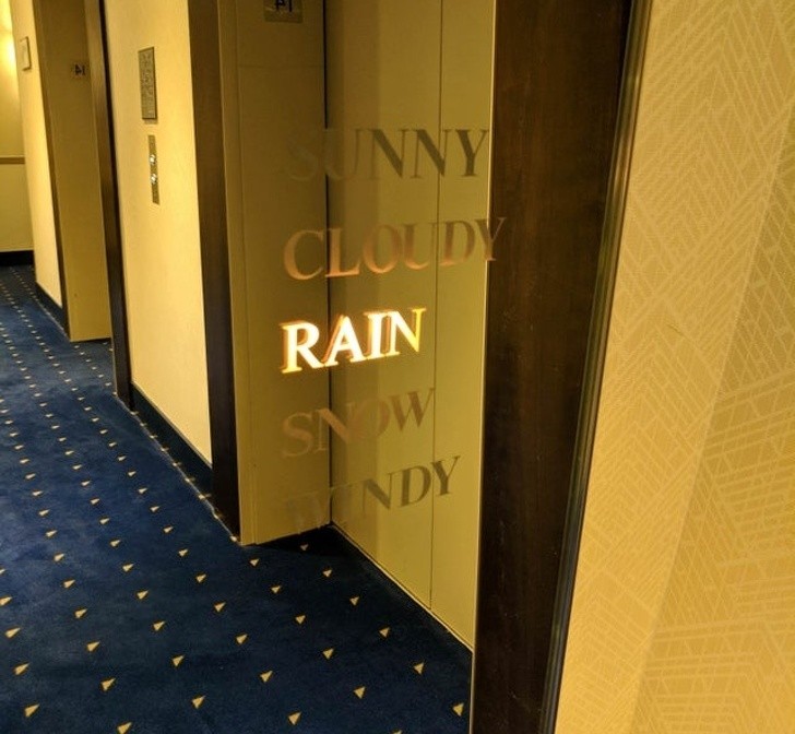 Lustro hotelowe informujące o pogodzie
