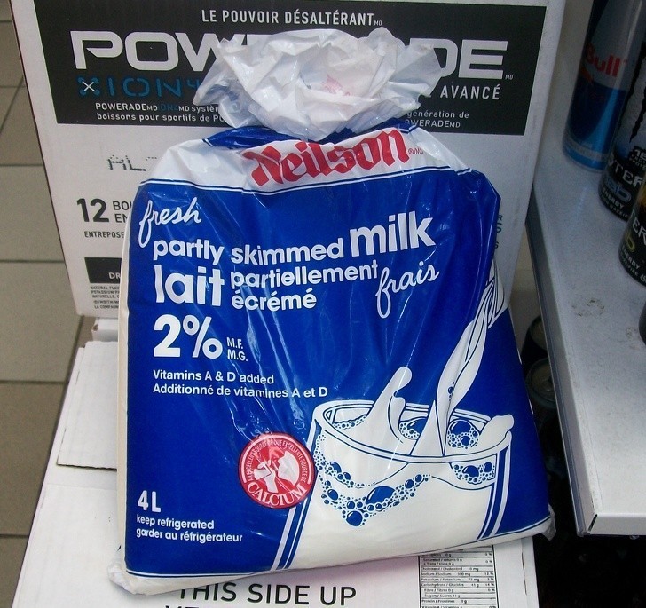 Sprzedają tu mleko w workach.