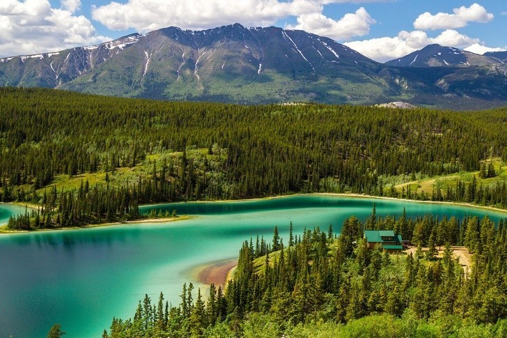 Kanada posiada więcej jezior niż reszta świata łącznie - 60% światowych jezior znajduje się w tym kraju.