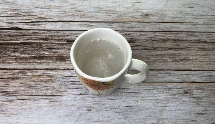 12. Alka-Seltzer usunie zaschnięte plamy od kawy i herbaty