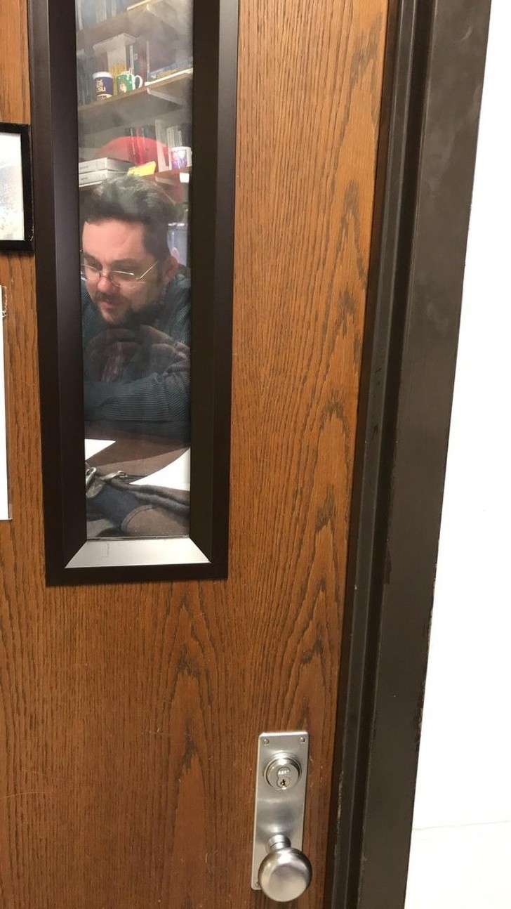 Mój nauczyciel przykleił do drzwi swoje zdjęcie, dzięki czemu wygląda jakby był w gabinecie