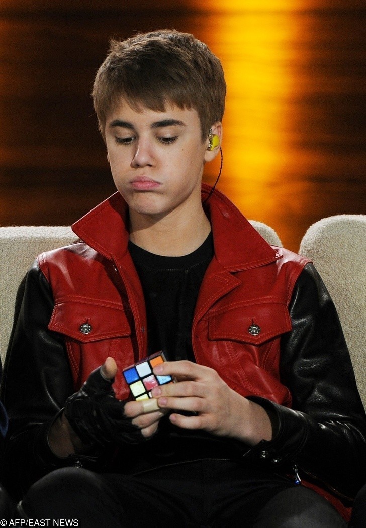 8. Justin Bieber potrafi ułożyć kostkę Rubika w dwie minuty.