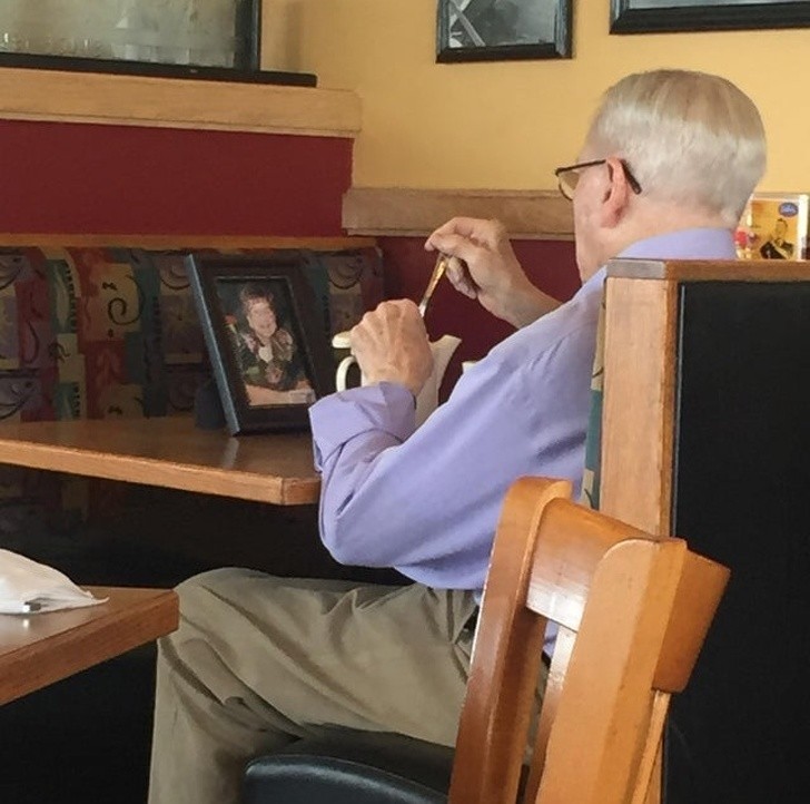Ten dżentelmen pije kawę w towarzystwie swojej zmarłej żony. Każdy zasługuje na taką miłość.