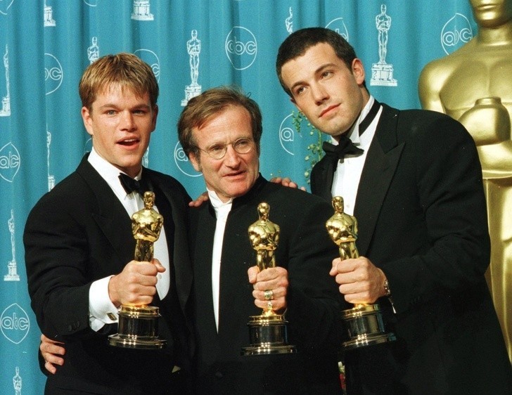 Matt Damon, Ben Affleck, i Robin Williams ze swoimi Oscarami za "Buntownika z wyboru," 1998