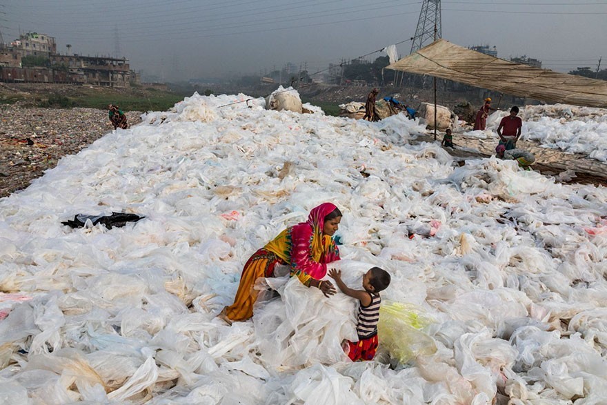 16. W liczącej 17 milionów mieszkańców stolicy Bangladeszu Dhace codziennie generowanych jest 11 tysięcy ton odpadów