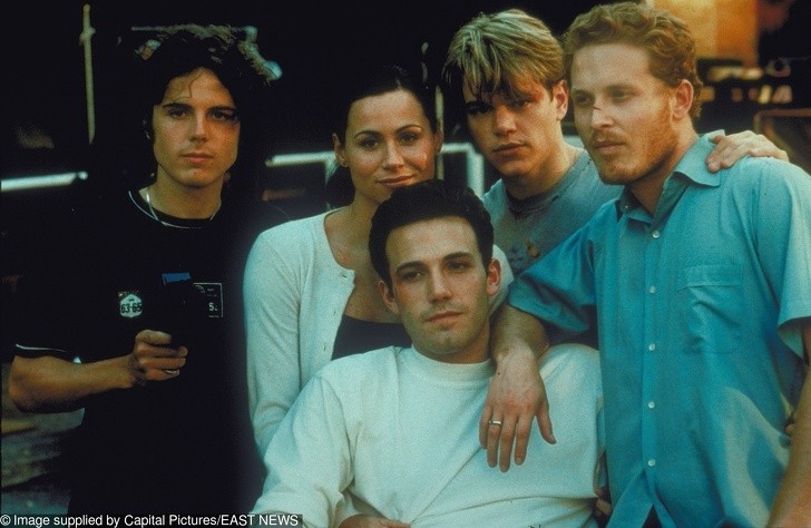 Casey Affleck, Minnie Driver, Matt Damon, Ben Affleck, i Cole Hauser podczas kręcenia "Buntownika z wyboru," 1997