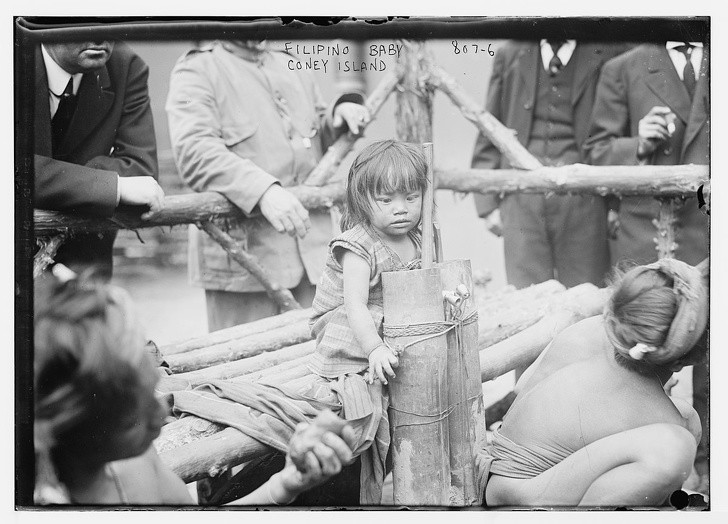 Filipińskie dziecko z rodziną wewnątrz ludzkiego zoo w Nowym Jorku, 1906