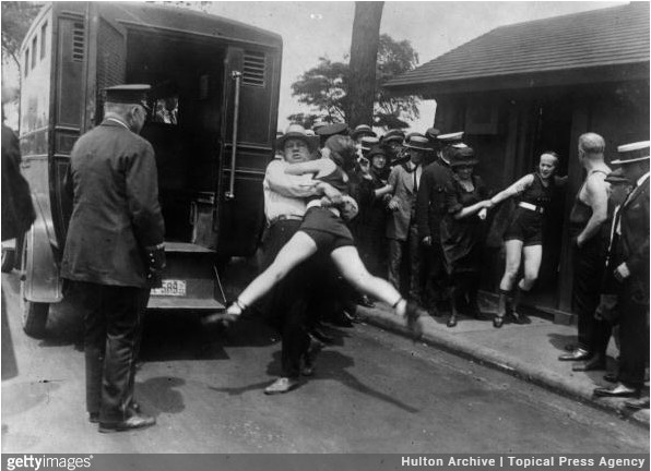 Kobiety aresztowane za stroje kąpielowe odsłaniające ich nogi, 1922